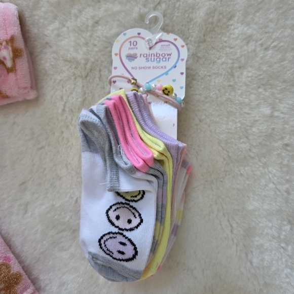 Bundle Little Celebrity Gingerbread Snowflake Plush Robe /10 Pairs Socks - Picture 5 of 7